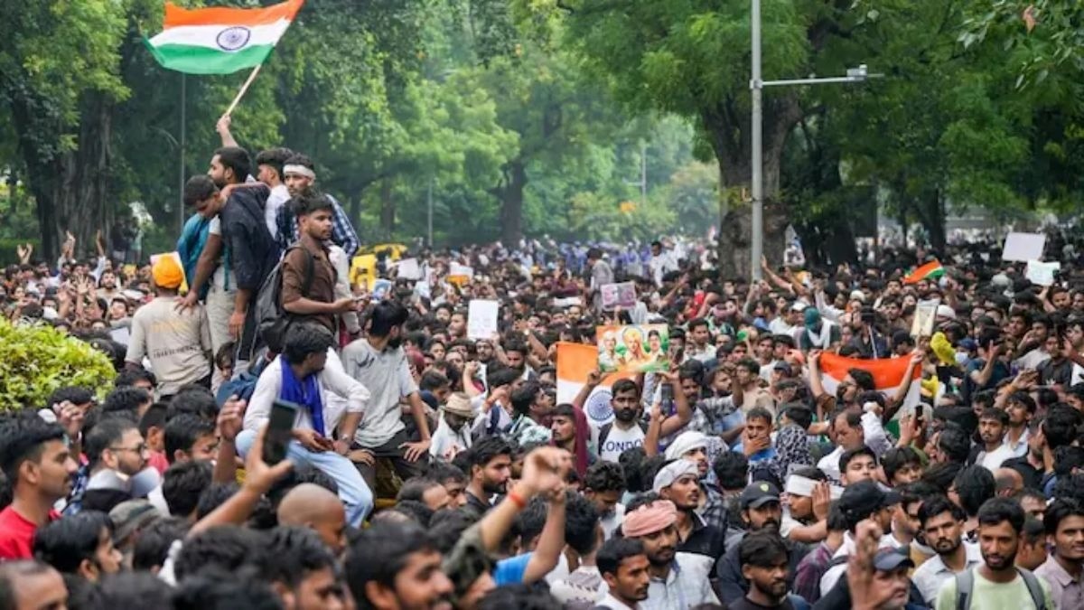 विरोध प्रदर्शन में पहुंचा प्रोफेसर चली गई नौकरी. 