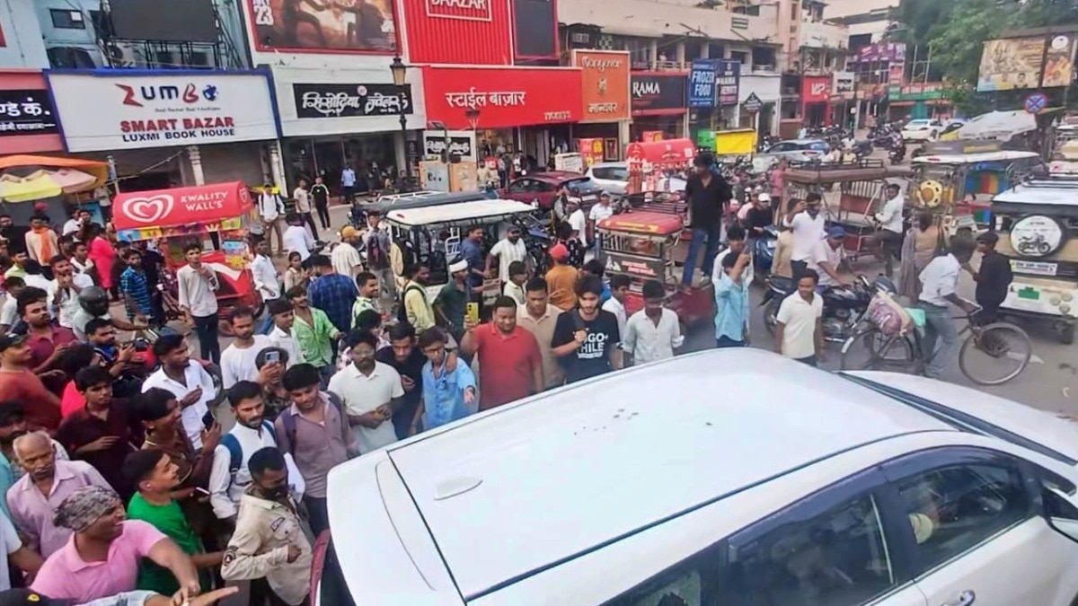 प्रयागराज में छात्र प्रदर्शन के दौरान हुई तोड़फोड़ (Photo- ITG) 