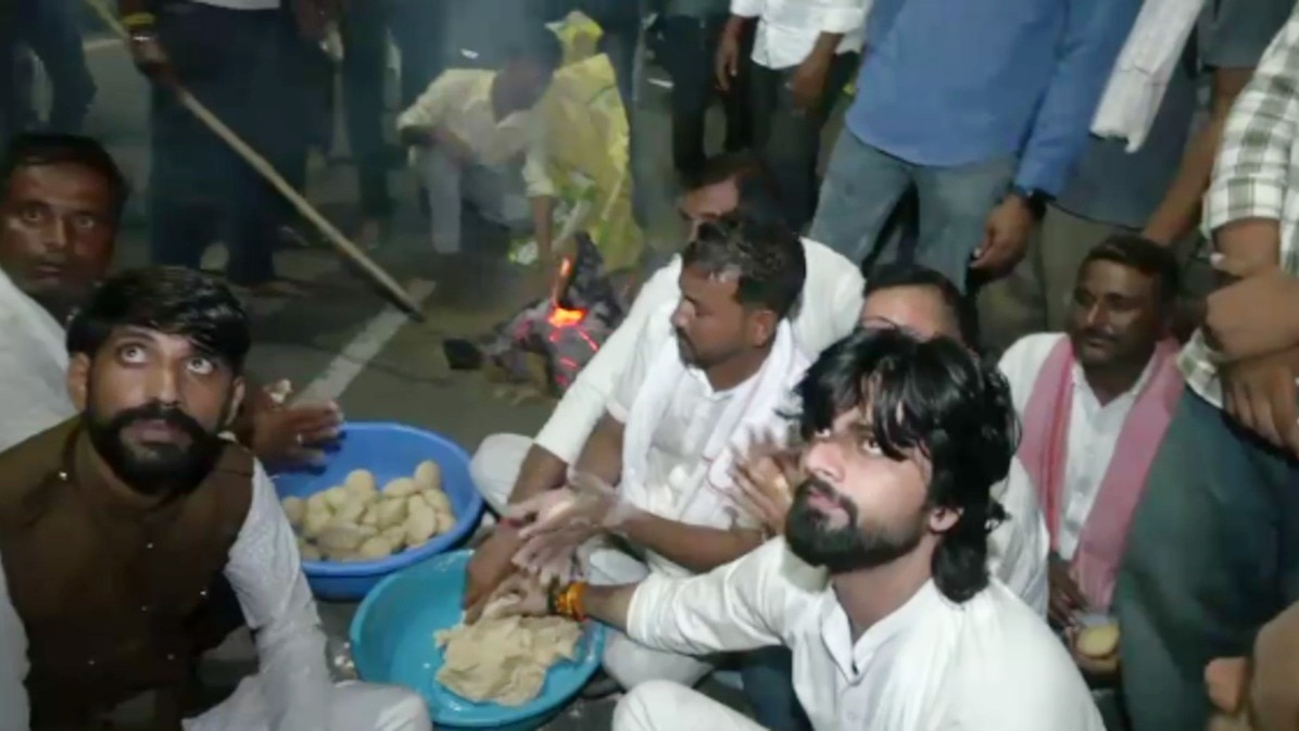 सड़क किनारे कंडों में बाटियां सेंकी जा रही हैं.(Photo:Screengrab)