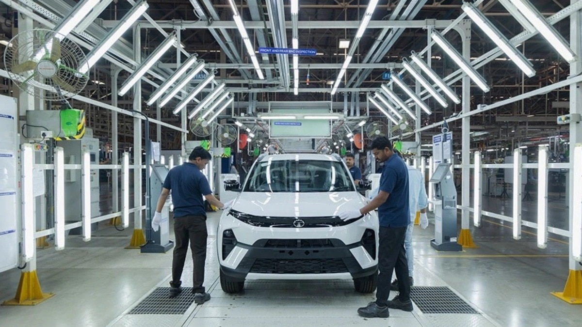 Tata Motors अपने साणंद प्लांट में टिएगो और नेक्सन जैसी कारों की मैन्युफैक्चरिंग करता है. Photo: ITG