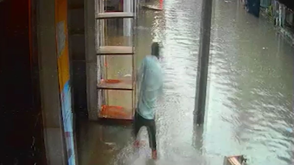 बिजली के खंभे के पास से गुजर रहा था युवक. (Photo: Screengrab)