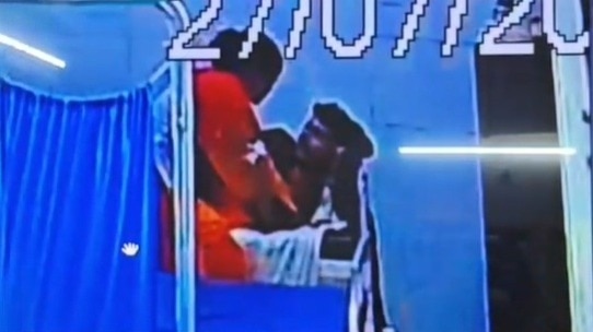 महोबा जिला अस्पताल का वीडियो वायरल (Photo- Screengrab)