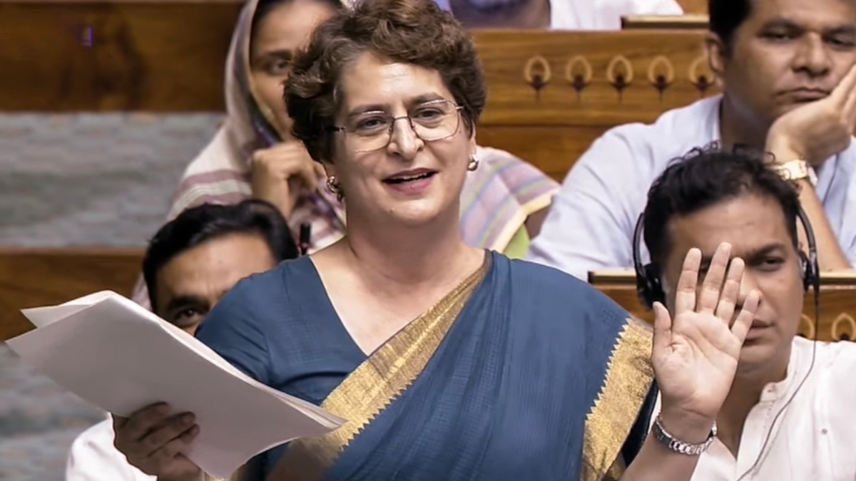 प्रियंका गांधी ने शिक्षा मंत्री प्रहलाद जोशी पर जमकर निशाना साधा. (फोटो-PTI)