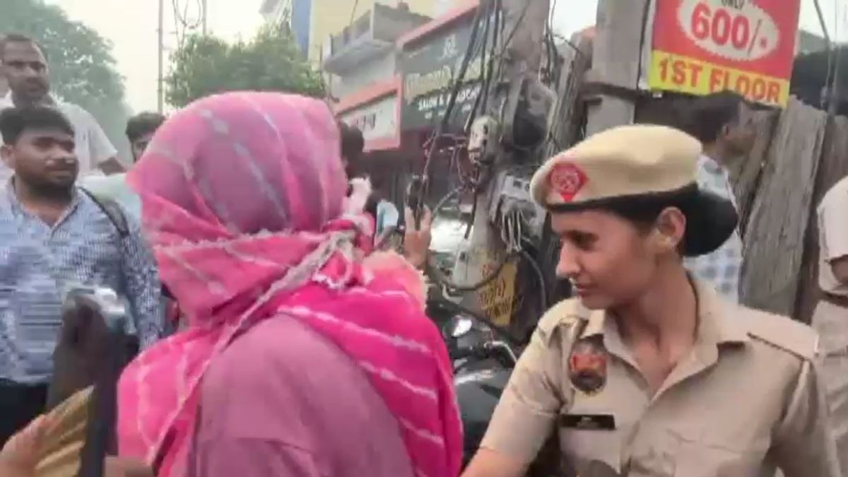 स्पा सेंटर के दस्तावेजों की हो रही जांच. (Photo: Screengrab)