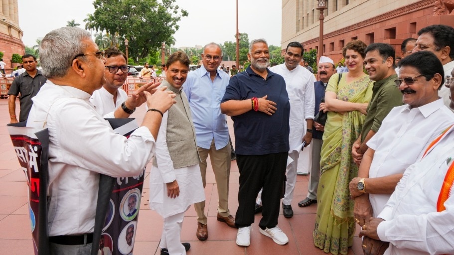 কল্যাণ বন্দ্যোপাধ্যায় ও প্রিয়াঙ্কা গান্ধী: সংসদ চত্বরে রাজনৈতিক বাদানুবাদ