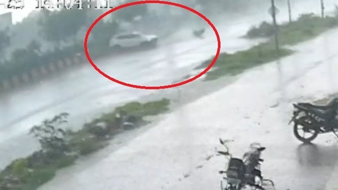 हादसे के बाद कार छोड़कर फरार हुआ चालक.(Photo: Screengrab)
