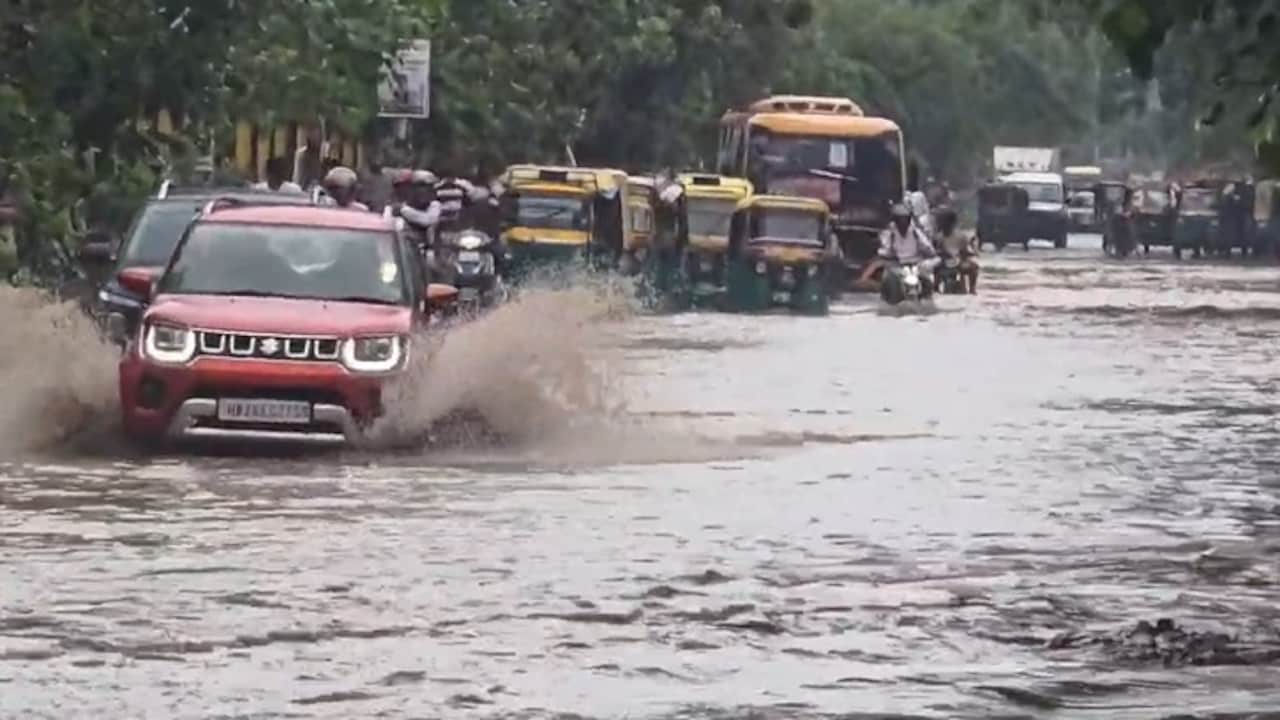 साइबर सिटी में जलभराव पर सख्त एक्शन, लापरवाही के आरोप में JE सस्पेंड
