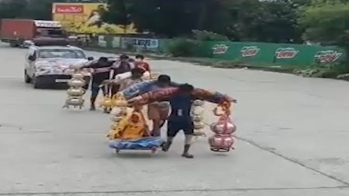 कांवड़ यात्रा के जरिए रिश्तों और बड़ों के सम्मान का दिया संदेश. (Photo: Screengrab)