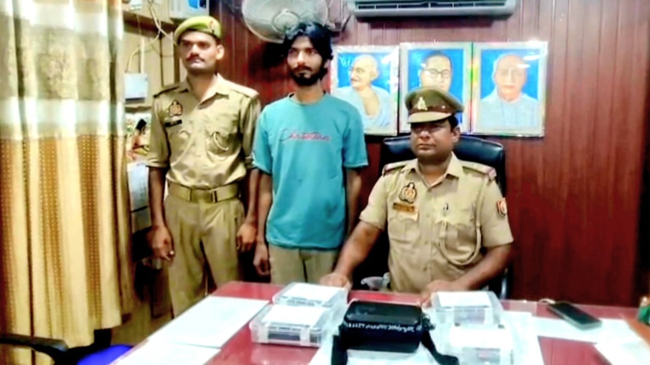 8 राज्यों की पुलिस कर रही थी तलाश, चंदौली में पकड़ा गया साइबर फ्रॉड