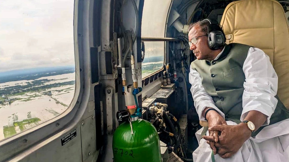 असम गवर्नर लक्ष्मण प्रसाद आचार्य ने बाढ़ प्रभावित इलाकों का हवाई दौरा किया (Photo-PTI) 