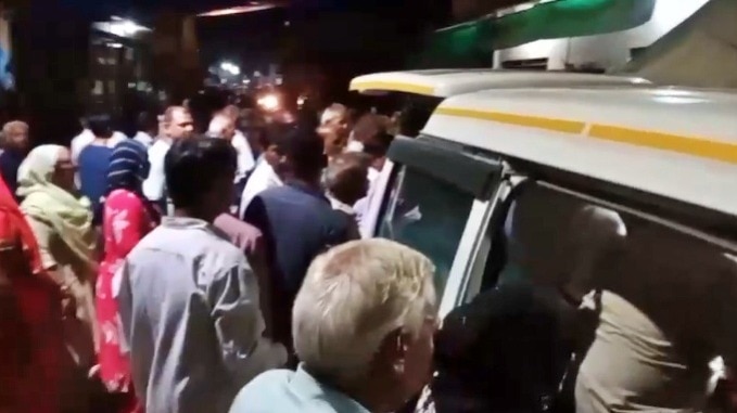 एम्बुलेंस से उतारते ही चलने लगी महिला की सांसें (Screengrab) 