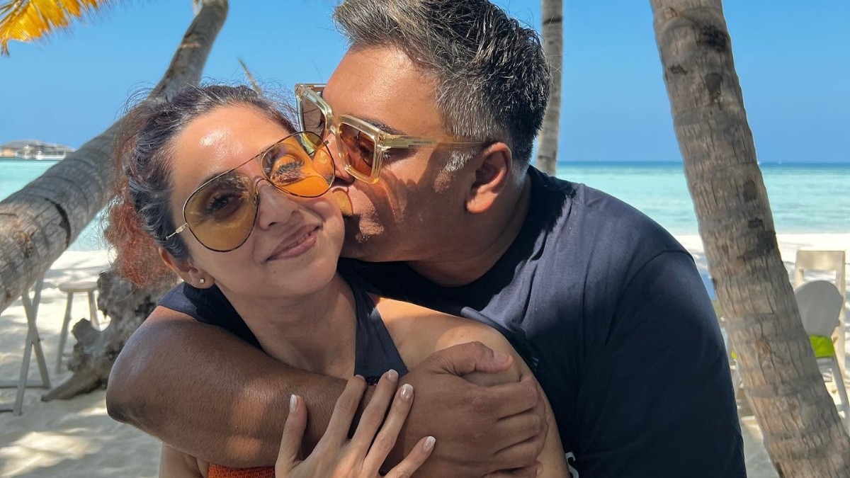 Ram kapoor kissed wife gautami (Photo: Instagram @iamramkapoor)