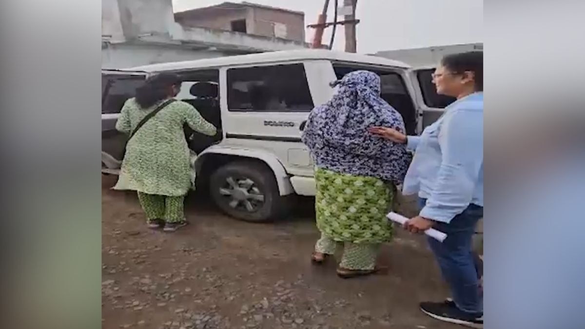 पुलिस ने एक महिला को किया गिरफ्तार. (Photo: Screengrab)