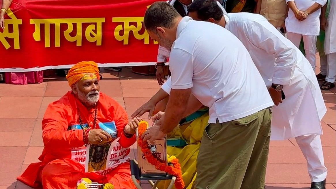 पप्पू यादव ने लोकसभा के बाहर चढ़ावा चोरी पर नाटक किया. (फोटो- ANI)
