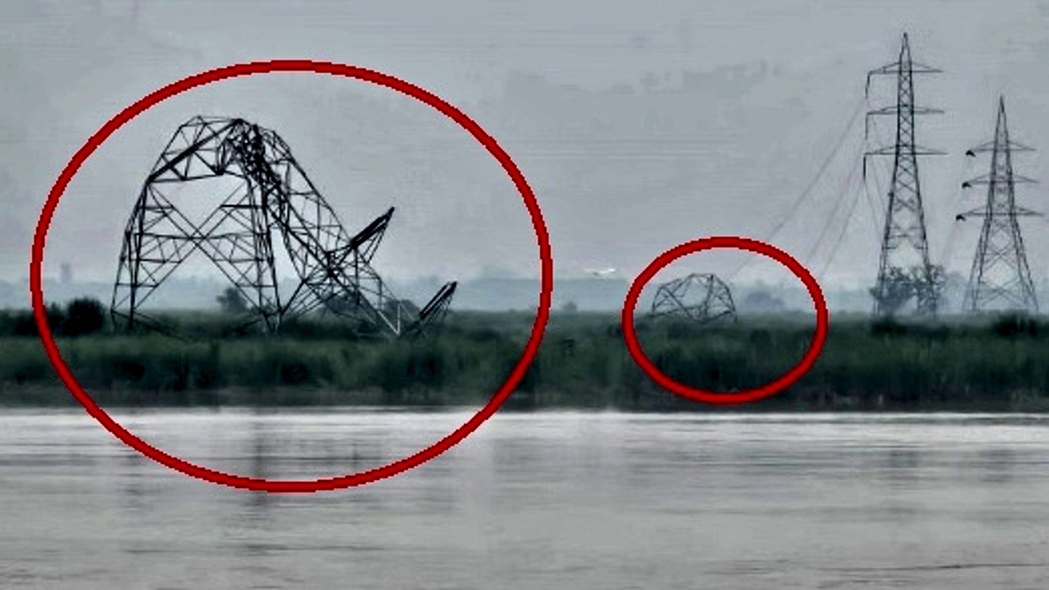 गंगा की तेज धारा में बहे 220 केवी लाइन के टावर (Screengrab) 
