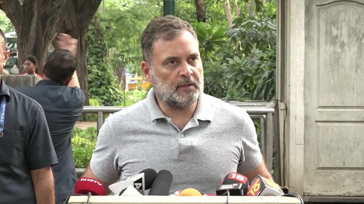 'आप BJP से हैं क्या?' घायल पुलिसकर्मियों के परिजनों के सवाल पर पत्रकार से बोले राहुल गांधी