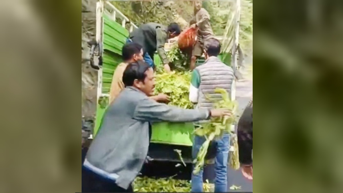 मंडी में सड़क बंद होने से किसान का नुकसान (Photo-ITG)