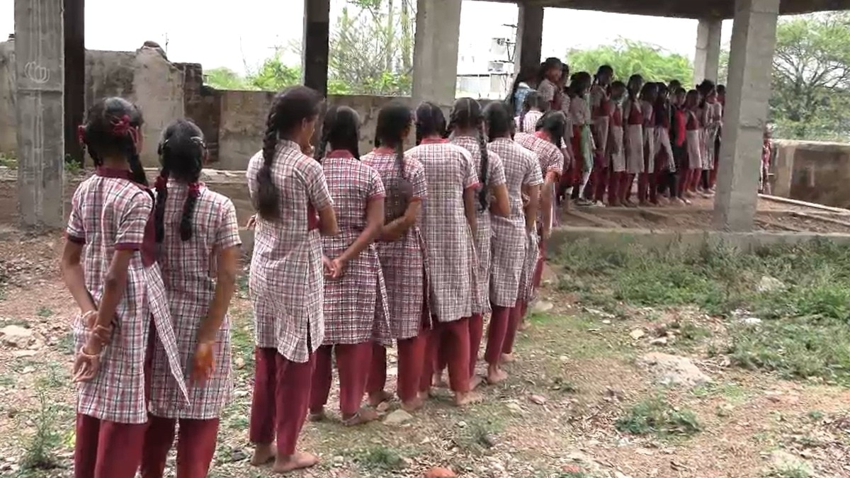 टॉयलेट जाने के लिए छात्राओं को रोज लाइन लगानी पड़ती है. (Photo: Screengrab)