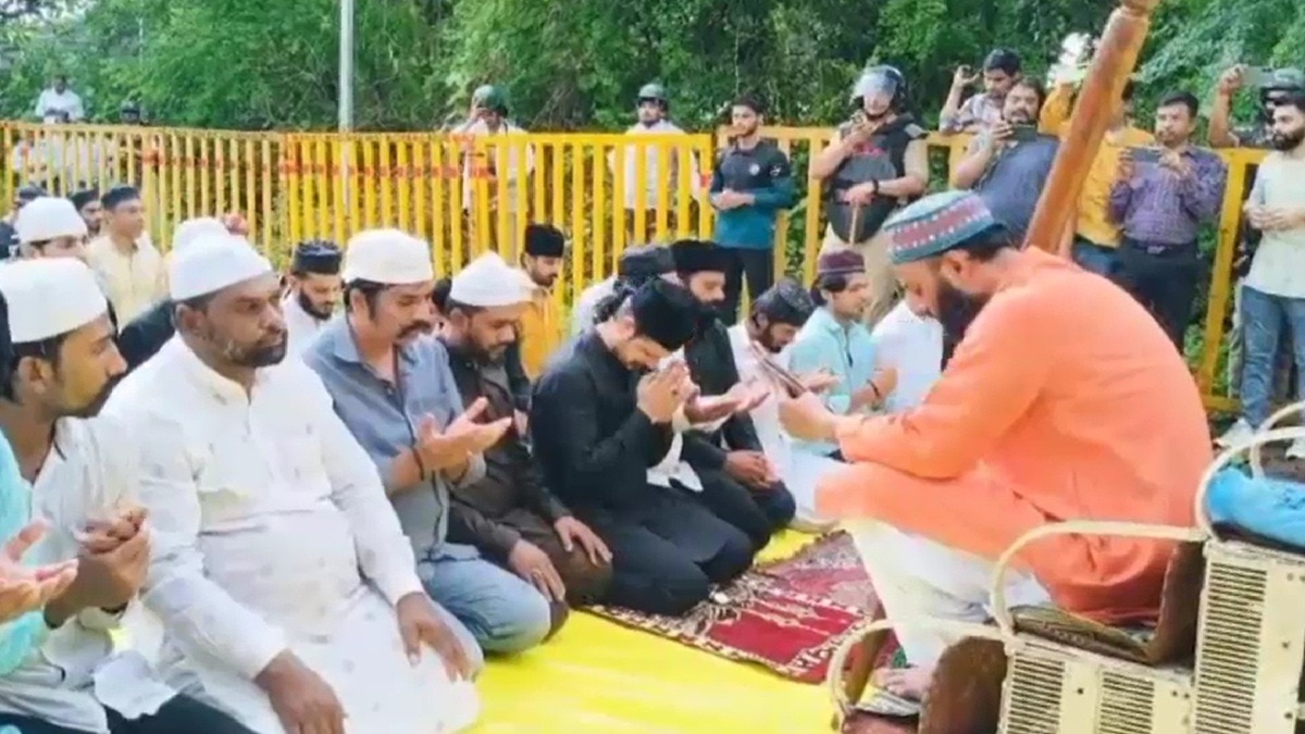 सुप्रीम कोर्ट के आदेश के बाद पहली जुमे की नमाज. (Photo: Screengrab)