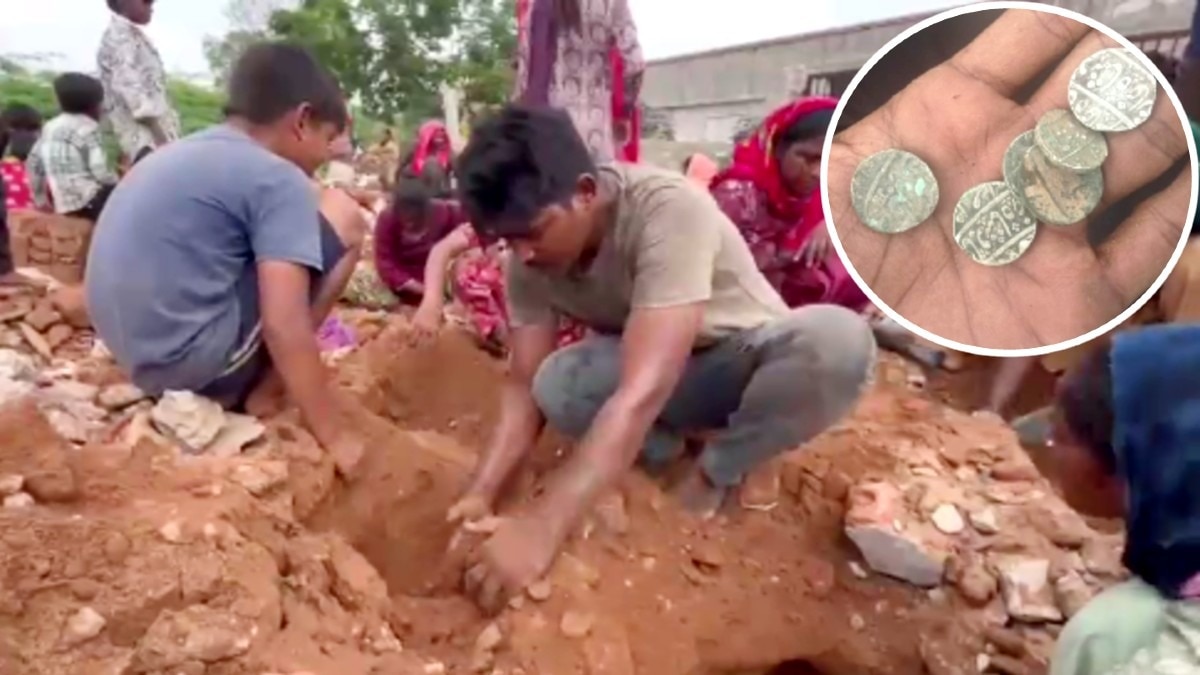 पालनपुर में पुराने चांदी के सिक्के लूटने उमड़ी भीड़.(Photo:Screengrab)