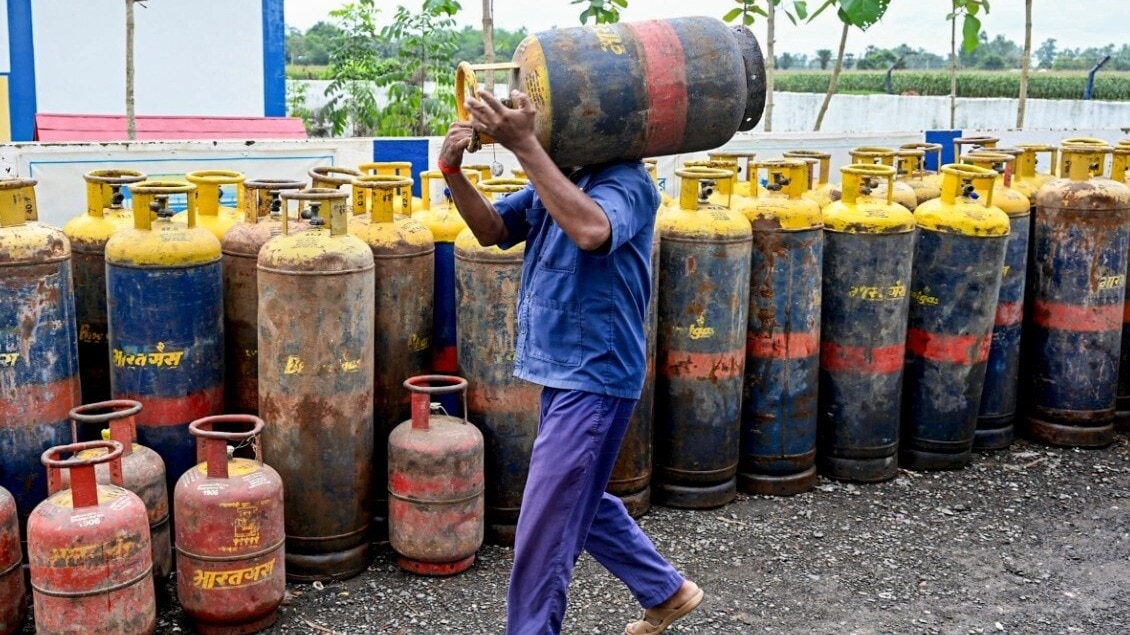 LPG Cylinder Price Cut: एलपीजी सिलेंडर 200 रुपये सस्ता, दिल्ली से कोलकाता तक घटे दाम, देखें नए रेट