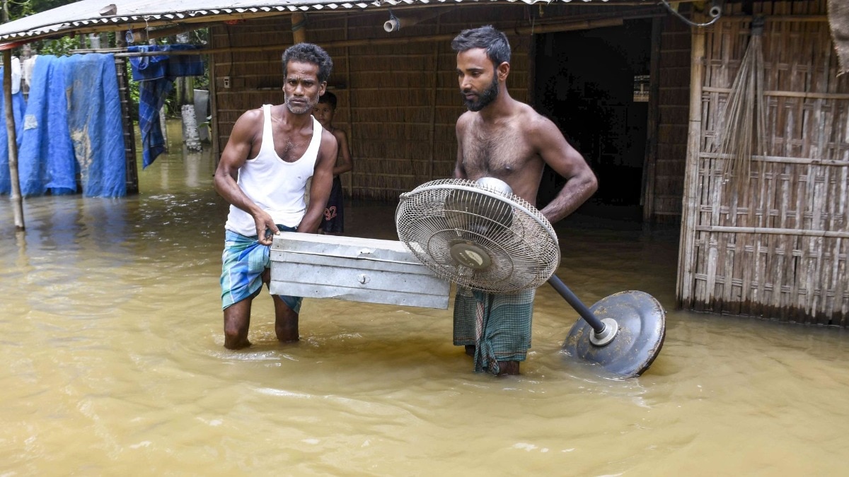 'जल प्रलय' से भारी तबाही... असम में अब तक 82 लोगों की मौत, कश्मीर-गुजरात में भी कई इलाके डूबे
