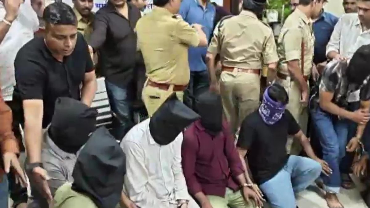 कंपनी के बाहर चली थी गोली. (Photo: Screengrab)