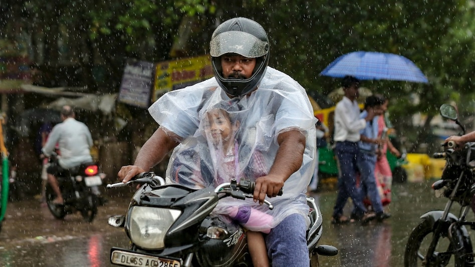 भारतीय मौसम विभाग ने दिल्ली-एनसीआर में बारिश की चेतावनी दी और केरल के आठ जिलों में लाल अलर्ट जारी किया