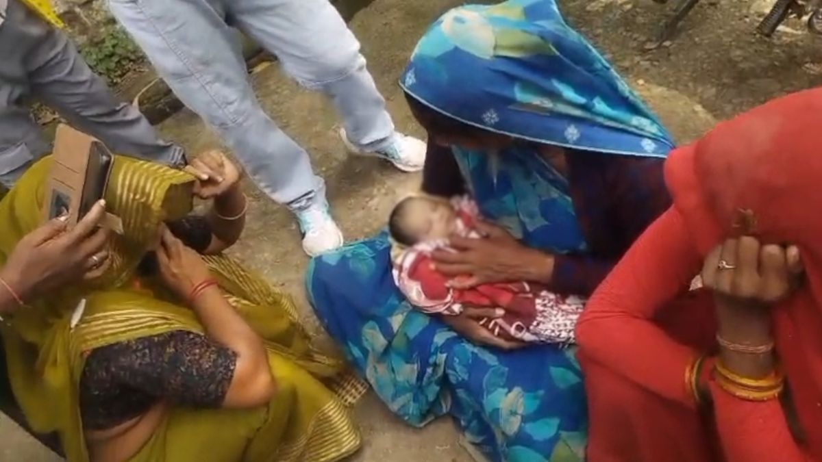 बच्ची का शव गोद में लेकर बैठी रही मां. (Photo: ITG)