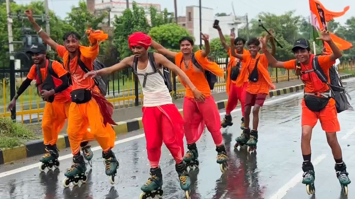 सड़क पर स्केटिंग करते हुए जा रहे युवा कांवड़िये. (Photo: ITG)