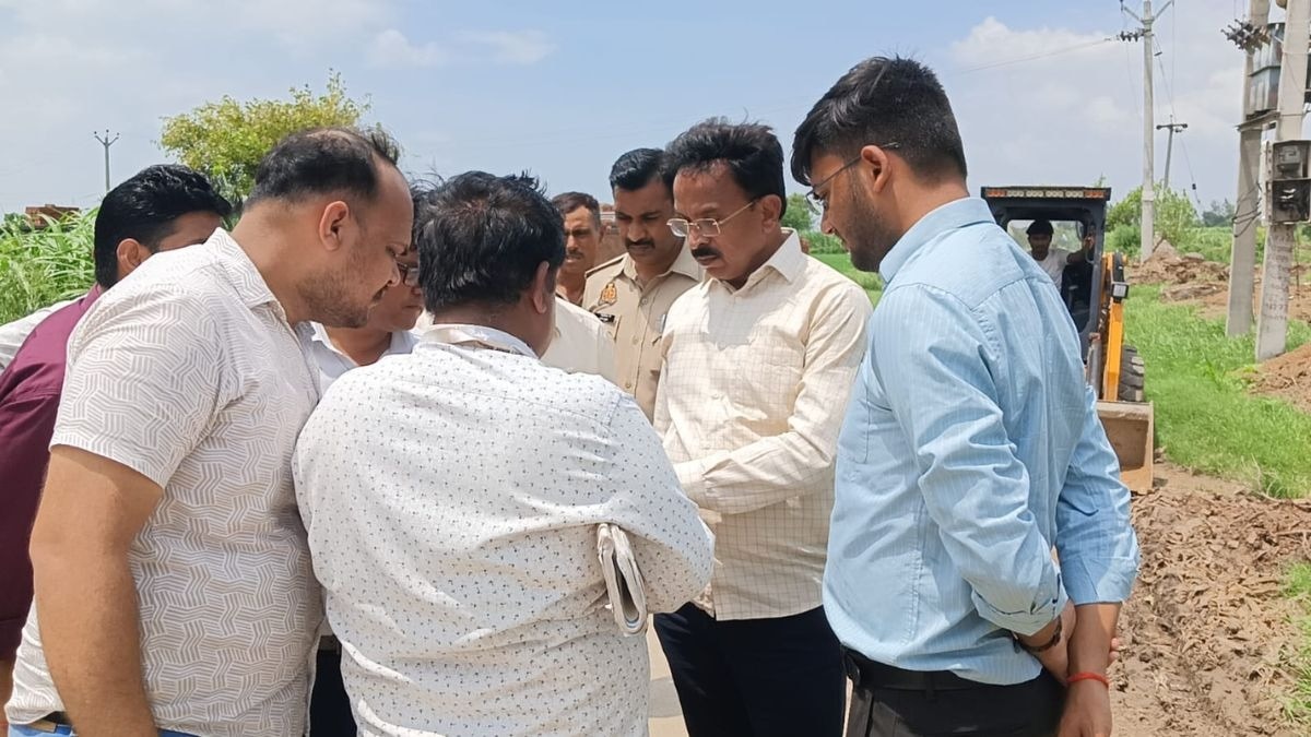 अधिकारियों ने गांव में अन्य मकानों की भी जांच की. (Photo: ITG)