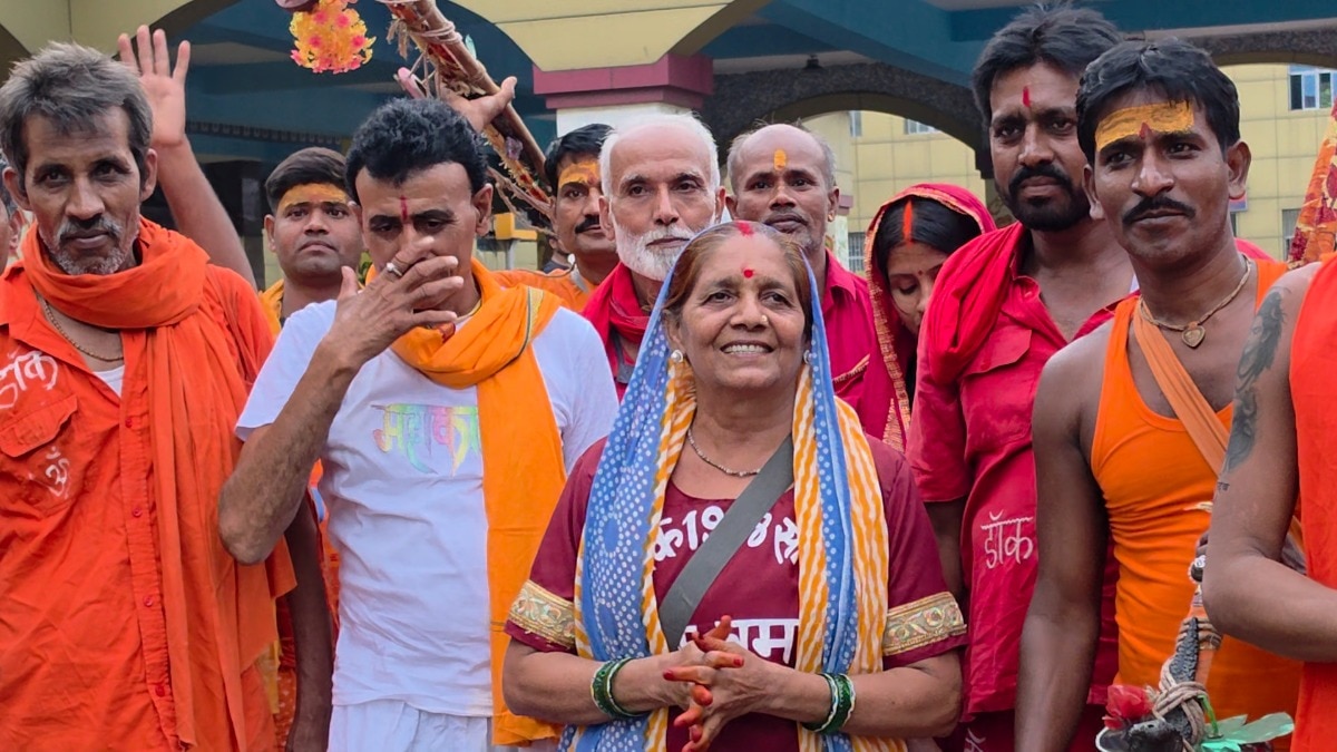 पति भी वर्षों से कर रहे हैं देवघर की यात्रा.(Photo: Sithun Modak/ITG)