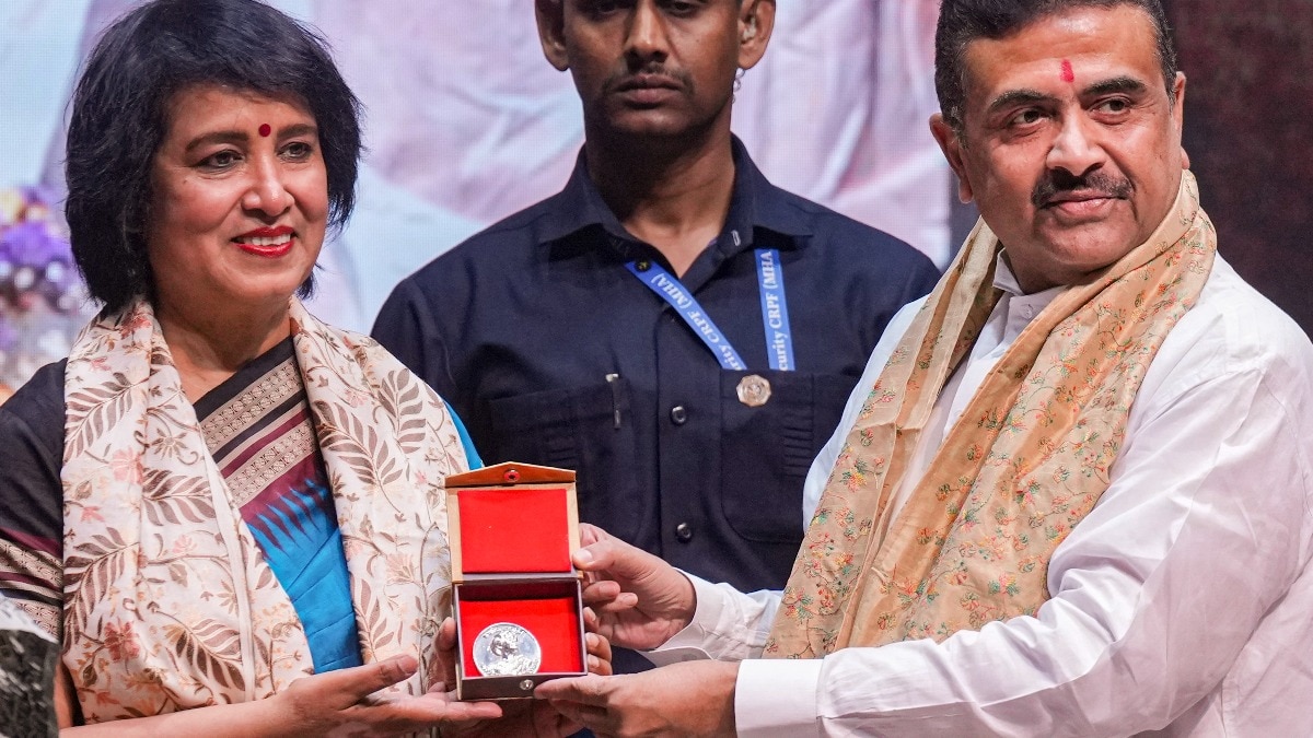  शुभेंदु अधिकारी ने कोलकाता के रवींद्र सदन में तसलीमा नसरीन को सम्मानित किया. (Photo- ITG)