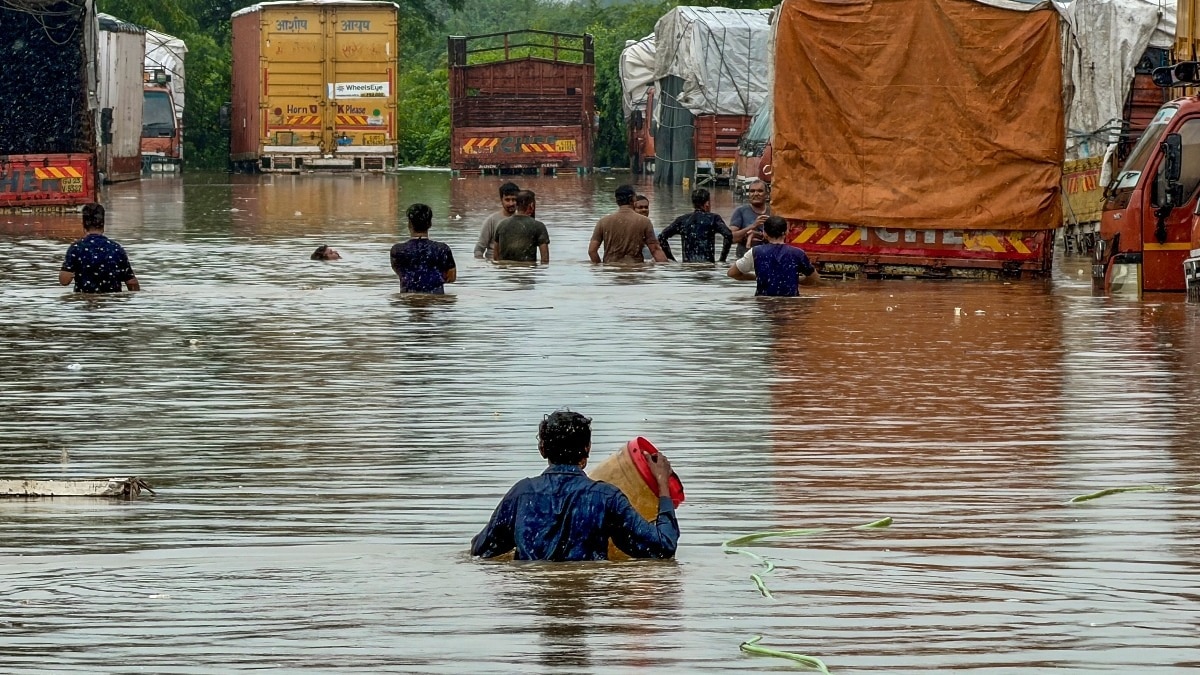 बारिश से डूबीं सड़कें. (Photo: PTI)