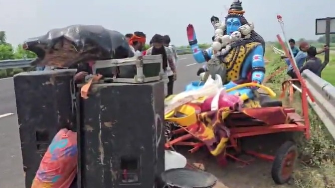 फॉर्च्यूनर की टक्कर से वाहन के उड़े परखच्चे.(Photo: Screengrab)
