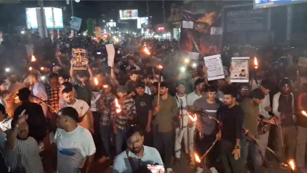 रांची की सड़कों पर मशाल जुलूस निकालते आक्रोशित छात्र. (Photo: ITG)