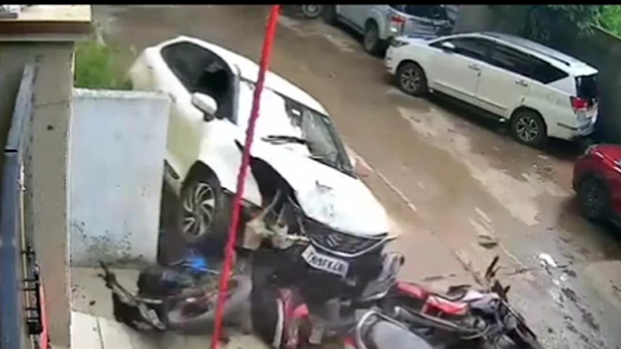 VIDEO: नाबालिग ने कार से मचाई तबाही, बाइक-स्कूटी समेत दो भाइयों को रौंदा