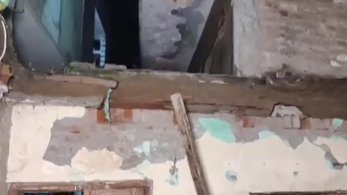 उस्मानपुर में मकान की छत गिरी (फोटो: ITG)