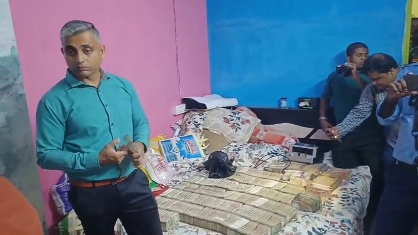 मालदा में किराए के एक फ्लैट से 2.5 करोड़ कैश बरामद हुआ है