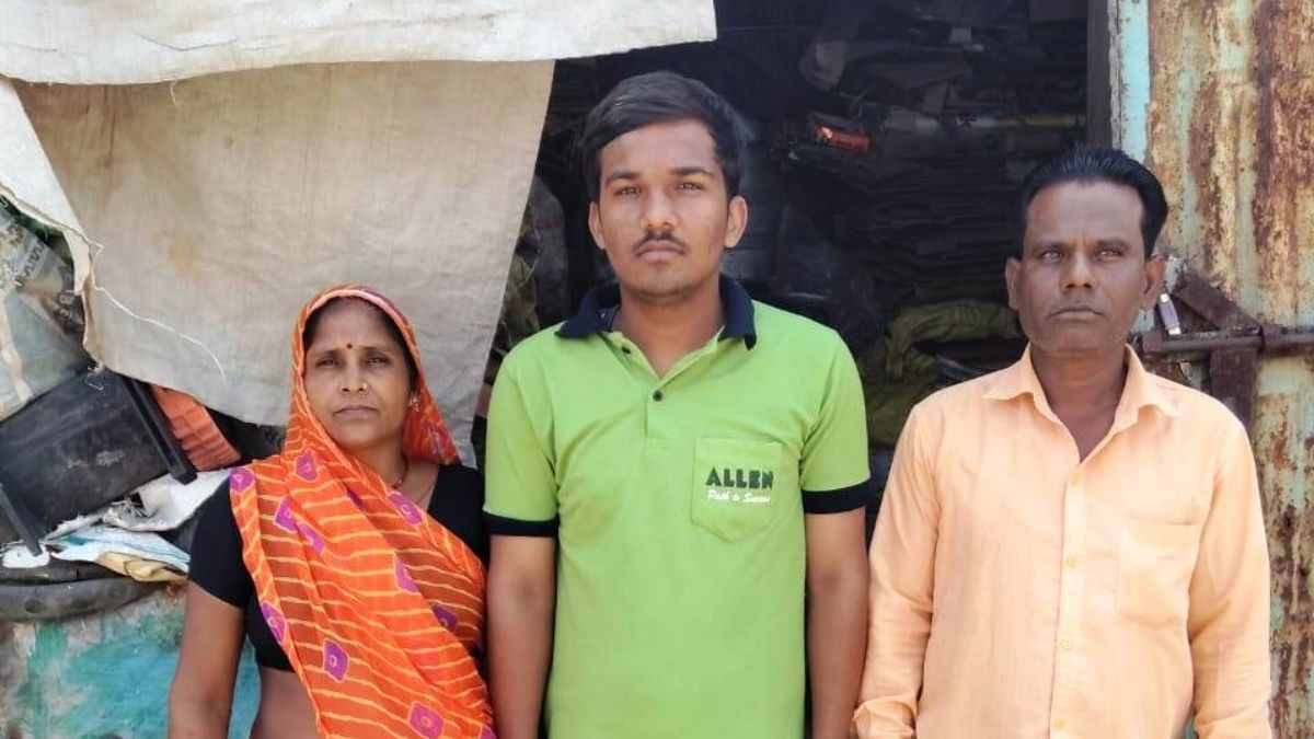 कबाड़ बटोरने वाले का बेटा बनेगा डॉक्टर. 