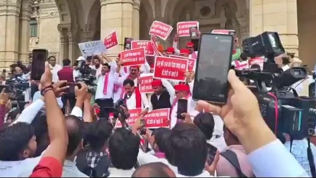 ఉత్తరప్రదేశ్ అసెంబ్లీ సెషన్ ప్రారంభానికి ముందు సామాజిక పార్టీ బలమైన నిరసన, దానపు పెట్టెతో వచ్చిన ఎంపతులు