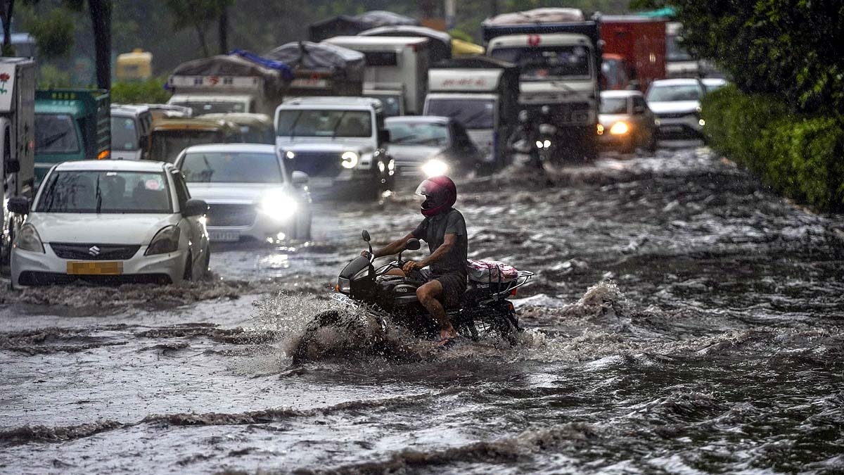 नई दिल्ली में बारिश के दौरान सड़क पर चलती गाड़ियां. (File Photo: PTI)