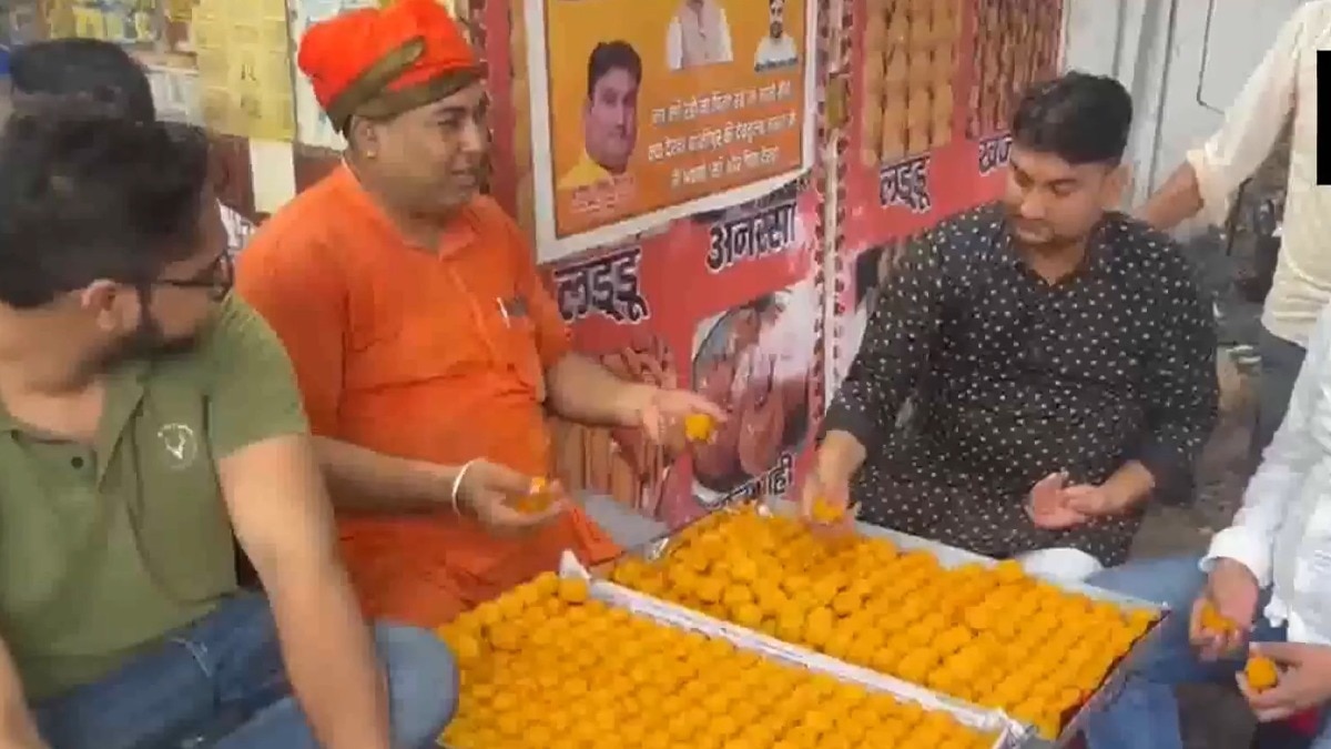 बीजेपी उम्मीदवार नीरज कुमार के समर्थकों ने लड्डू बनवा लिया था. (Photo- Screengrab)