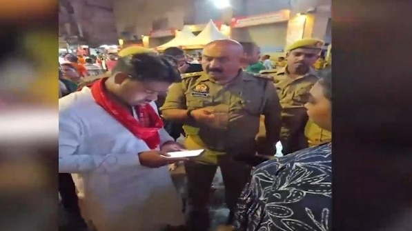 काशी विश्वनाथ मंदिर में वीआईपी दर्शन के नाम पर ठगी करने वाले को पुलिस ने पकड़ा. (photo: ITG)