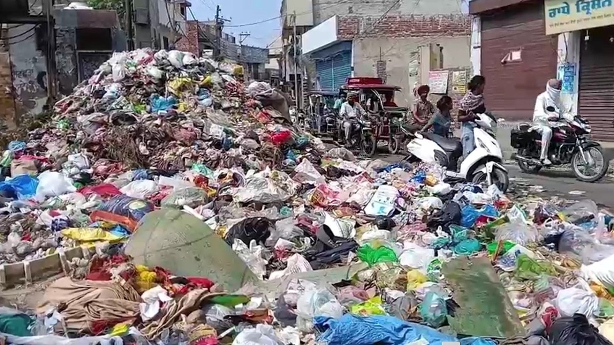 पंजाब के मोगा में सैनिटेशन कर्मियों ने हड़ताल किया है. (Photo- Screengrab)