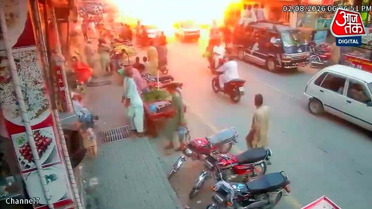 स्वात में भरे मार्केट में दिन-दहाड़े सुसाइड बम अटैक का सीसीटीवी फुटेज. (Screengrab: ITG)
