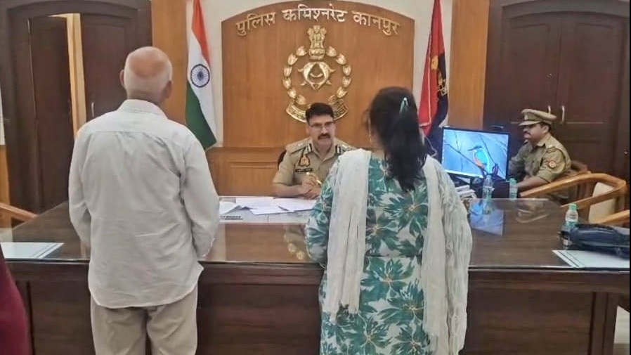 पीड़ित बुजुर्ग कानपुर पुलिस के पास पहुंचे (Photo- ITG)