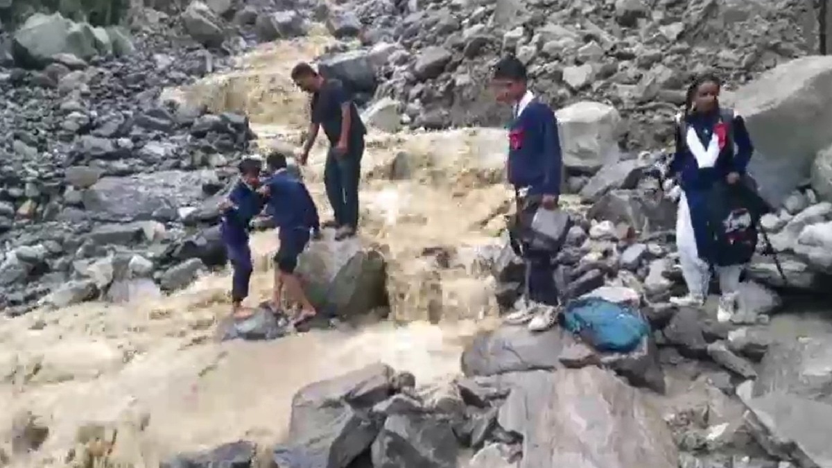 कुपड़ा गांव के बच्चे जान जोखिम में डालकर पहुंच रहे स्कूल. (Photo: Screengrab)