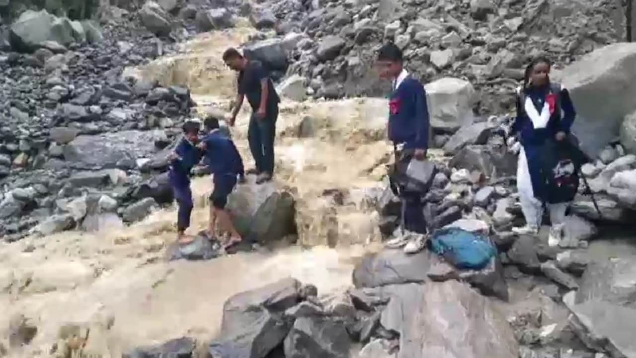 बिना बारिश दरके पहाड़, जान जोखिम में डालकर स्कूल जा रहे बच्चे