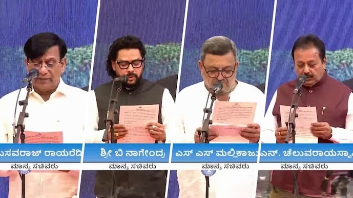बसवराज रायरेड्डी, बी नागेंद्र, एसएस मल्लिकार्जुन, एन चालुवरायस्वामी ने कर्नाटक कैबिनेट मंत्री के रूप में शपथ ली. (Photo: ANI)